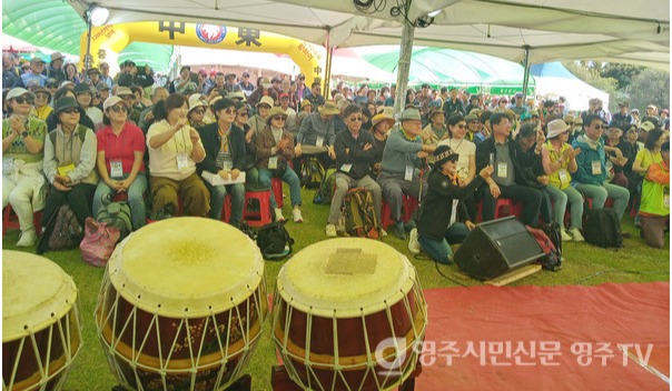 부부동반으로 풍기인삼축제장을 찾은 중동고 총동문산악회원들(2024년 10월09일)