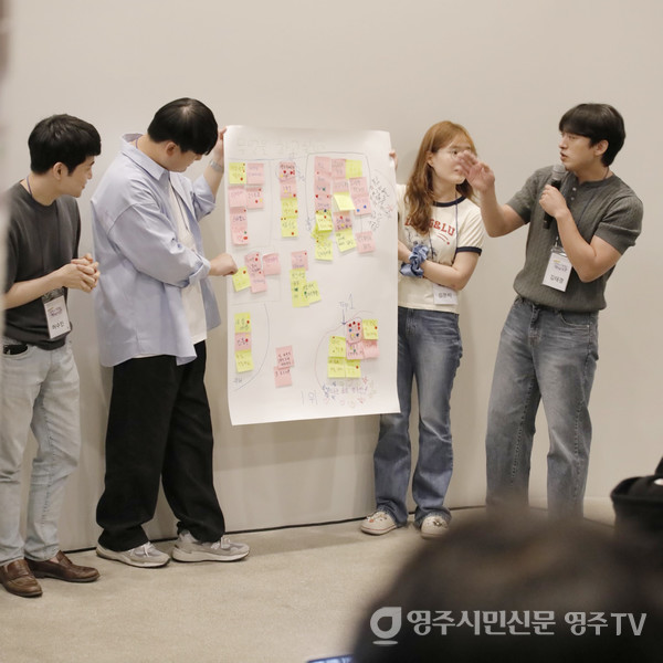 청년을 위한 정책에 대해 열띤 토론을 하는 영주 청년들