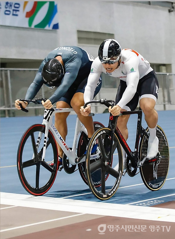 영주제일고 박준선 선수(좌)가 개인 스프린터 경기 결승선을 통과하고 있는 모습