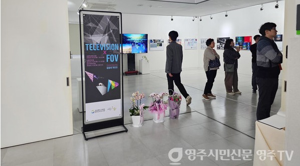 갤러리 즈음 전시 감상하는 분들