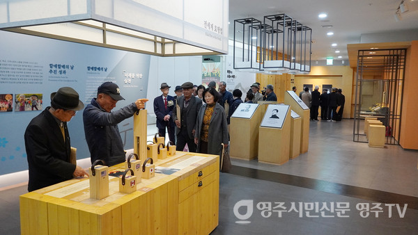 진흥원을 관람 중인 사람들