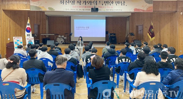 제일고에서 강연하는 모습