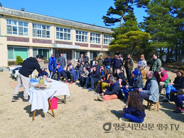 외국인 체험객들에게 설명하는 모습