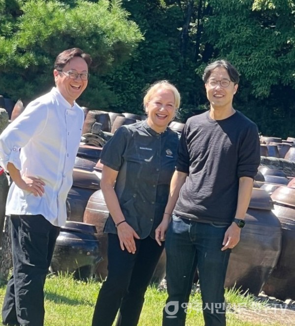 셰프들과 사진 촬영하는 모습