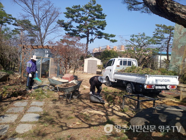 주말이면 고향집을 방문 정원을 가꾼다