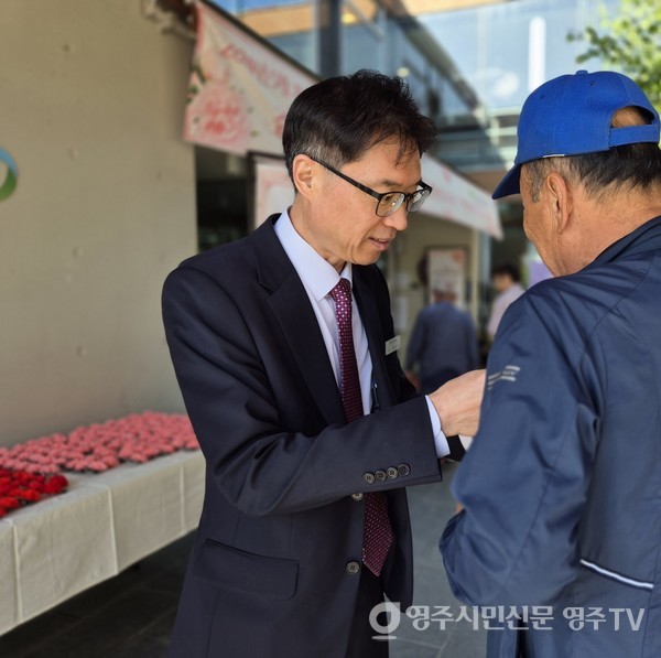 어버이날 맞이 카네이션 달아드리기