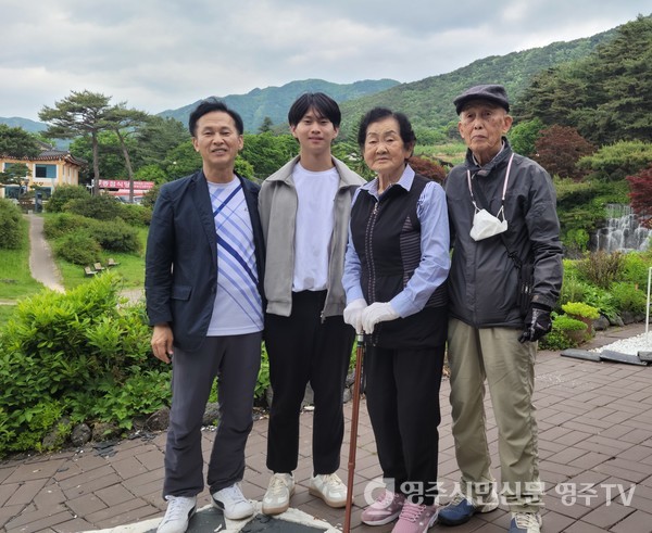 부모님과 부석사인근 카페앞에서(2024.5)