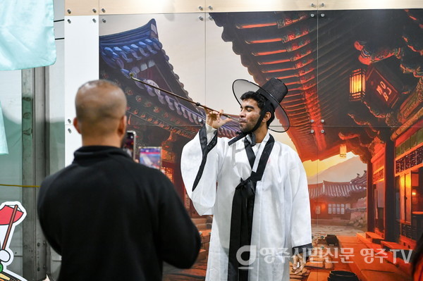 한국선비문화축제 행사장을 찾은 외국인 관광객이 선비체험을 하고 있다