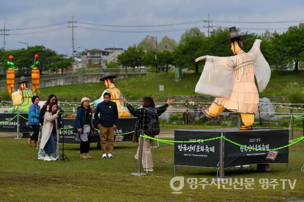  한국선비문화축제 행사장을 찾은 외국인 관광객