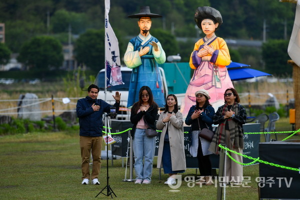  한국선비문화축제 행사장을 찾은 외국인 관광객