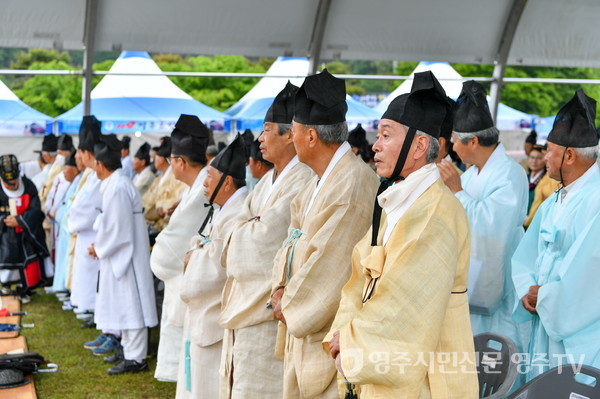 영주 3대 향교 유림들이 고유제를 지내고있다