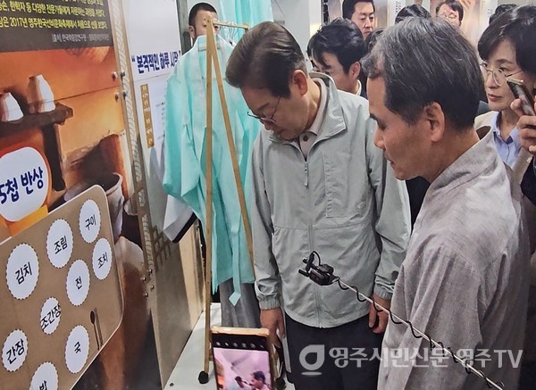 박규환 위원장의 안내를 받고 있다