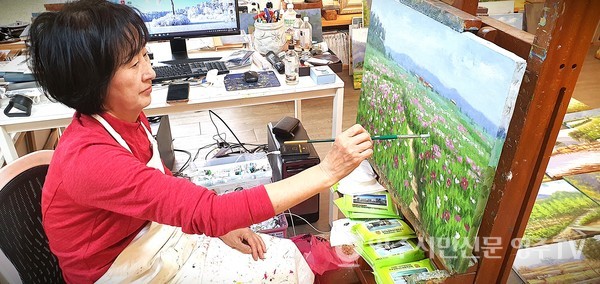 그림에 몰두하고 있는 유작가