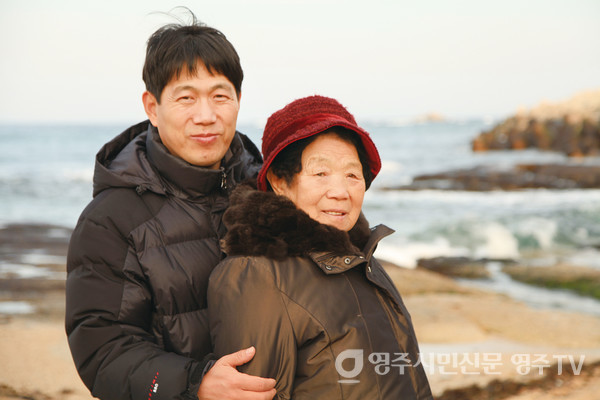 어머니 모시고 바닷가에서