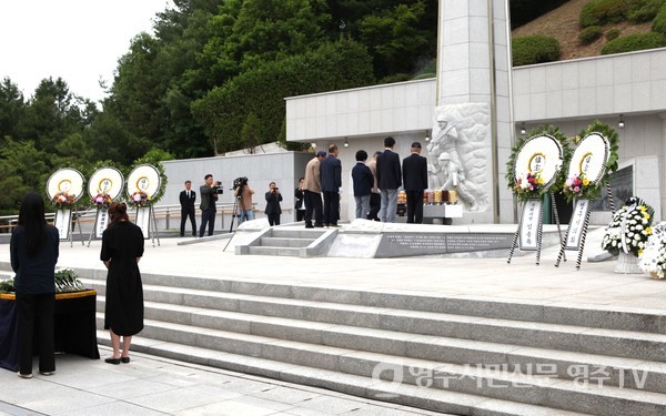 전몰군경유족회 및 보훈단체 대표들이 헌화-분향하고 있다.