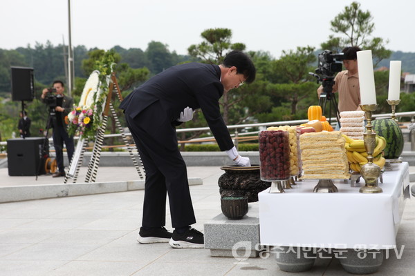 영주시장 권한대행 이재훈 부시장이 헌화-분향하고 있다.
