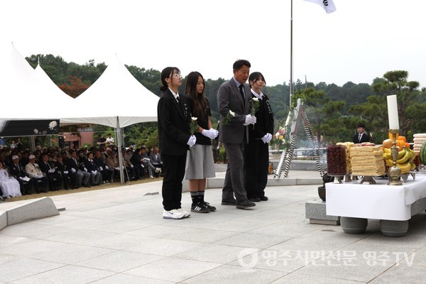 박종진 교육장과 초중고 학생대표가 헌화-분향하고 있다.
