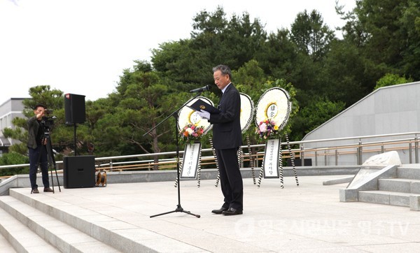 김신중 영주문화연구회장이 추모헌시 '봄밤'을 낭송하고 있다.