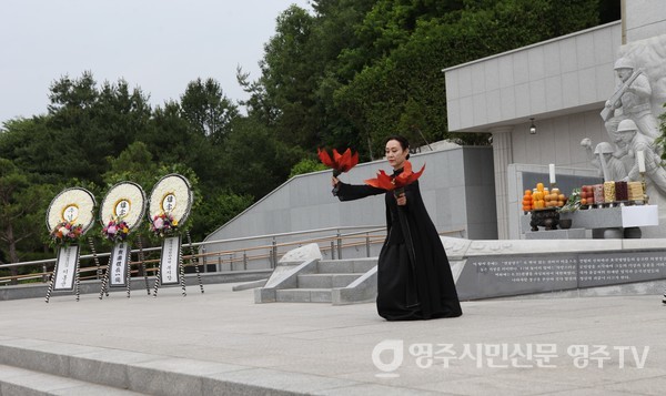 이혜란 전 무용협회장이 '진혼무'를 하고 있다.