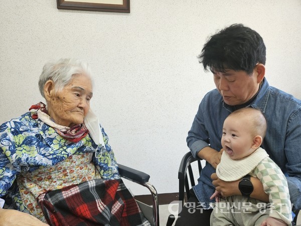 외손자와 함께 병상의 어머니 찾다