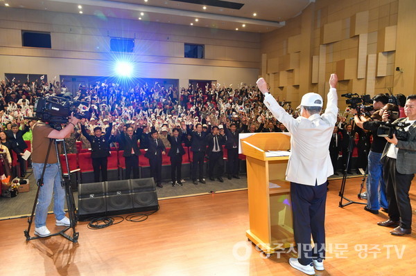 정연흠 6.25 경북도지부장 및 참석자들이 만세삼창을 외치고 있다
