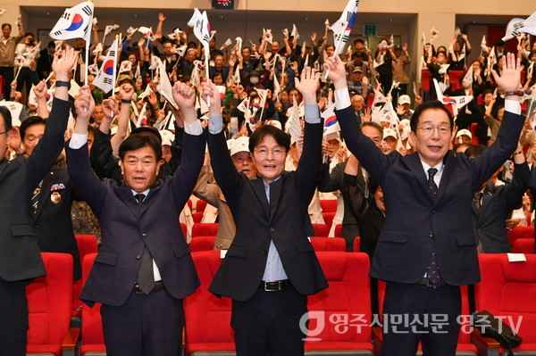 (맨좌) 김병기 시의장, 이재훈 시장 권한대행, 임종식 경북교육감이 만세 삼창을 외치고 있다