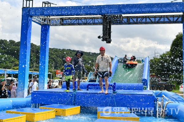 물놀이 어트렉션 미션3종 중 부표건너기를 즐기는 모습