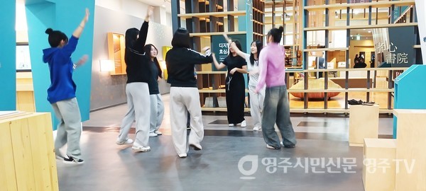 청소년 문화지킴이들이 효문화전시실에서 상큼 발랄 춤자랑을 하고 있다.(25.3.12)