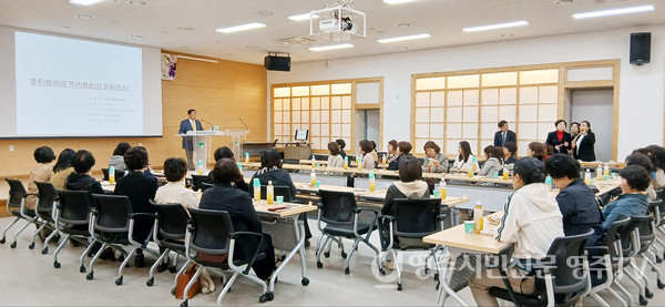 박찬극 원장이 학부모를 대상으로 '영주의 역사와 문화'에 대해 강연하고 있다.