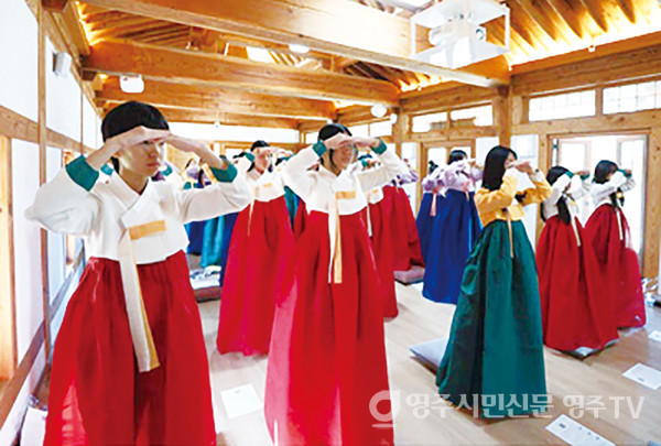 한복차림으로 전통예절 체험을 하고 있는 청소년들(2025.2)