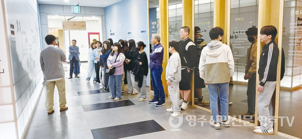 청소년들이 사랑의 기록 코너에서 부모님의 사랑에 대한 설명을 듣고 있다.(25.5.15)