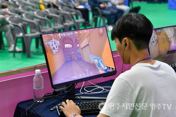  한 선수가 e스포츠 대회 경기를 진행하고 있다