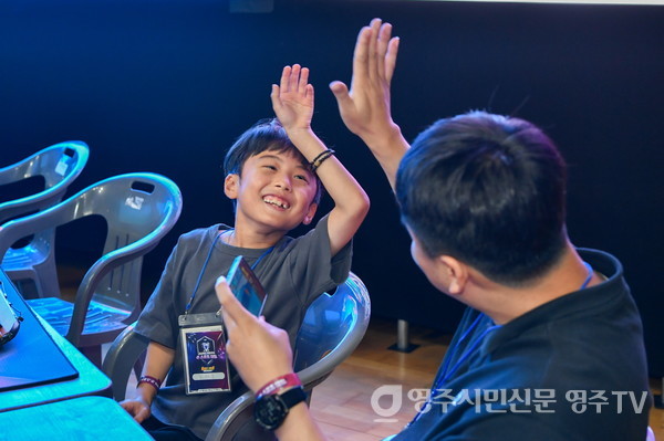 경기를 이기고 기뻐하는 아이와 아빠 모습