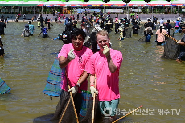 반두잡이 체험하는 외국인 관광객