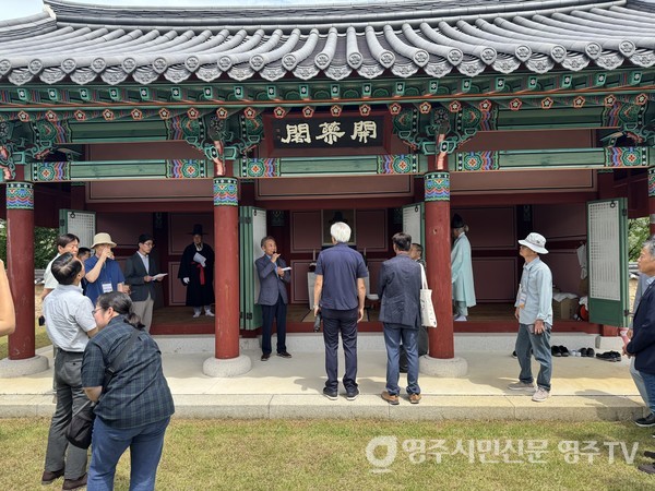 풍기 금계리 개삼각에서 풍기인삼제례문화(고유제)에 대해 설명하고 있다