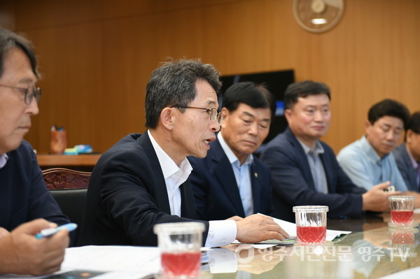 유정근 시장 권한대행이 설명하는 모습