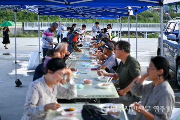 음악회를 보러온 사람들이 짜장면을 먹고 있다