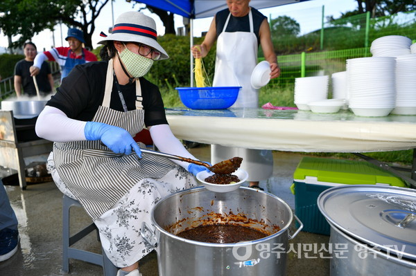 영주 꼬꼬반점 주오호 대표가 조리한 짜장면 500인분 나눔을 하고 있다