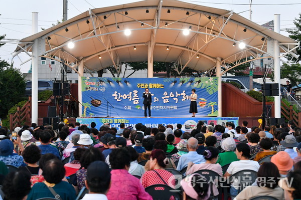 한여름 밤의 음악회 개회식에서 유정근 권한대행이 인사말을 하고 있다