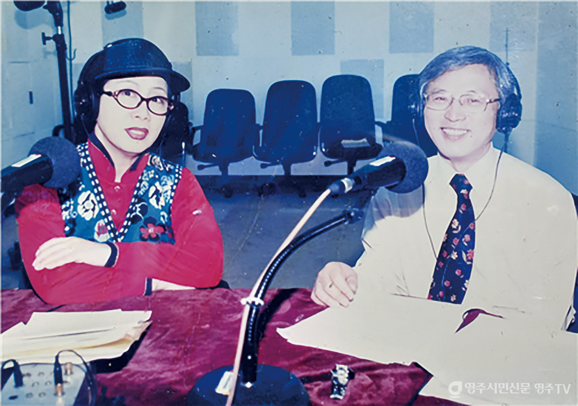 KBS제3라디오 ‘한민족 우리노래’ 프로그램에서 저자와 진행자인 장유진 성우(사진-곽경근 사진작가 제공)