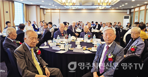 출판기념회 내빈석. (왼쪽부터) 박기병 전 대한언론인회 회장, 김동호 전 부산국제영화제집행위원장. 이규섭 언론인, 한영섭 6·25종군기자