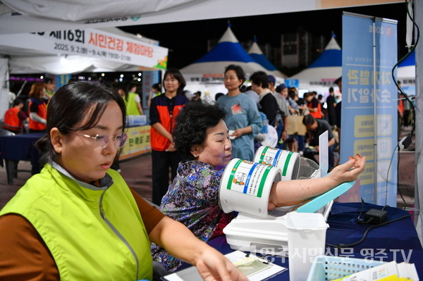 시민이 혈압을 재고 있는 모습