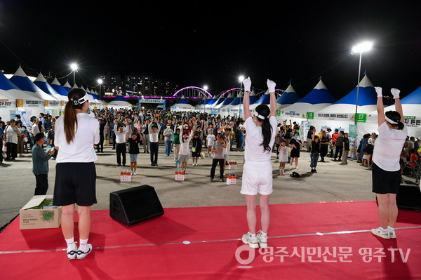 야간 서천걷기 행사 진행 전 준비운동을 하고 있다