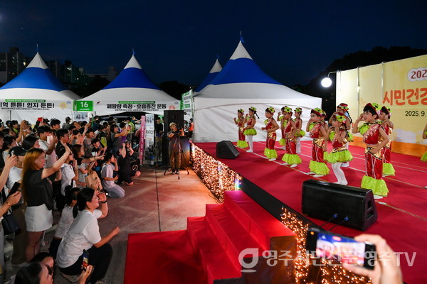 어린이집 원아들의 귀여운 율동 공연이 진행되고 있다