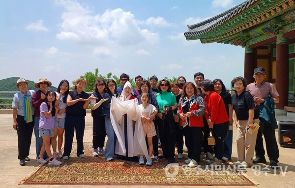 (참고사진) '세계유산 활용'_해시태그 부석사 단체 관광객 모습