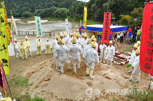 외나무다리 따라 시간여행…‘2025영주 무섬외나무다리축제’ 성료(달구질)