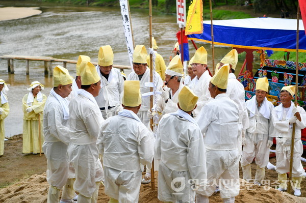 상여행렬에 이어 달구질 하는 모습