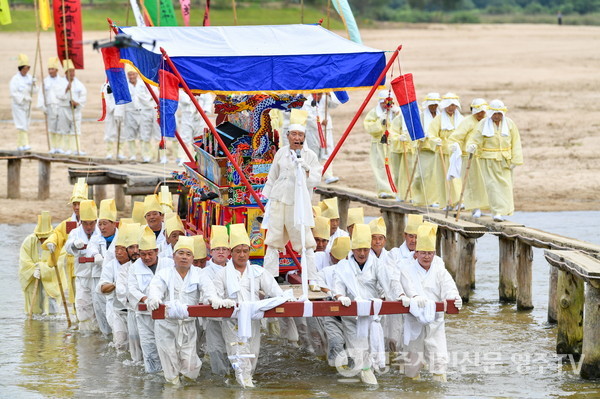 무섬외나무다리축제는 무섬마을에서 태어나 죽을 때까지의 과정을 보여주고 있다(상여행렬)