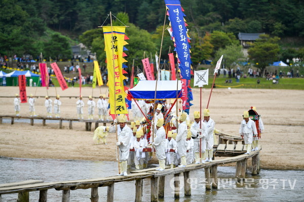 축제 마지막날 진행된 전통상여행렬 모습