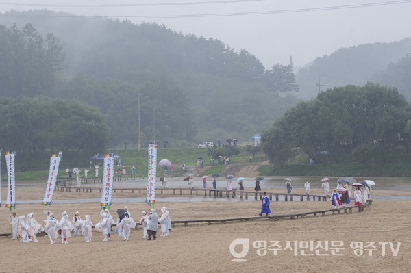 전통혼례를 위해 외나무 다리를 건너고 있는 모습